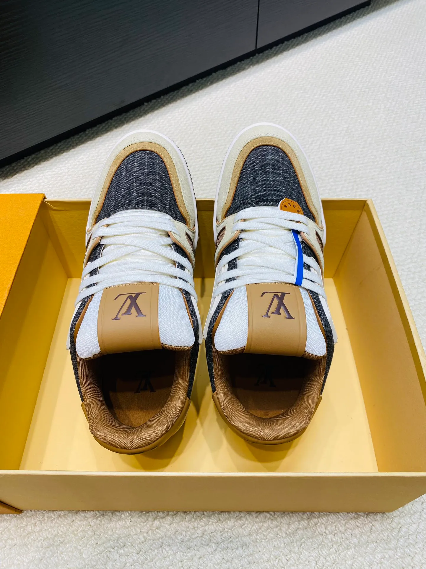 👟👟Ex-factory price 800👟👟 💰💰💰 Hot style 🆕🆕🆕𝙇𝙑 LV Louis Vuitton L House Donkey Brand Trainer Series Couple Style Casual Sports Shoes Skateboard Shoes Original Purchase Development Production Production This pair of LV Trainer sneakers are made of a blend of technical materials with waterproof properties. The meticulously crafted upper is notable for its many signature details, including Louis Vuitton and #54 in script, referencing the year 1854. Exquisite packaging at the delivery counter🛍📦 ▪️Fabrics: Original customized imported cowhide ▪️Inner lining: Original customized breathable mesh ▪️Outsole: Original open-molded non-slip TPU combination outsole ▪️Sole thickness: 3 cm ▪️Size: Women's 35-41 / Men's 38-46